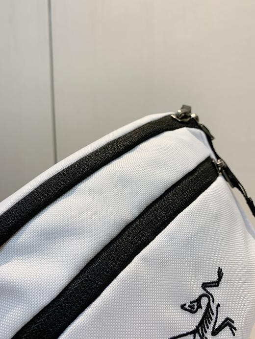 点此购买 始祖鸟Mantis 1L腰包斜挎包 xq 320959 商品图9