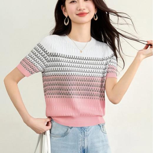 佐姿莎 欧若风渐变圆领冰丝短袖T J1220 冰丝面料，夏季不闷汗；丁达尔渐变设计，色彩由浅至深自然过渡，营造梦幻氛围，穿出慵懒高级感；减龄亮肤气质甜美又柔和 商品图9