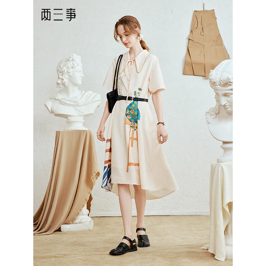 两三事 柔光漫记 2025夏季新款复古印花绑带翻领a字连衣裙 商品图0