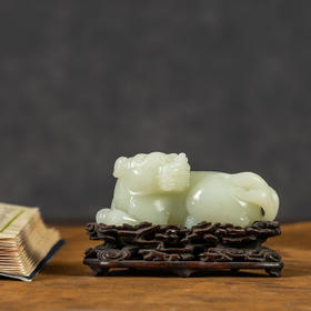 清	玉雕瑞兽摆件（红木座）