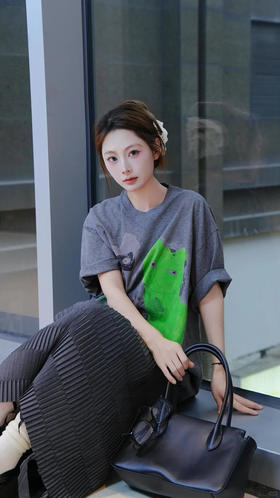 猫咪印花宽松T恤 JNBY衣手绘猫咪涂鸦T恤 穿上猫系灵魂的艺术品 32支双股精梳棉 环保原浆染色技术 经典宽松廓形