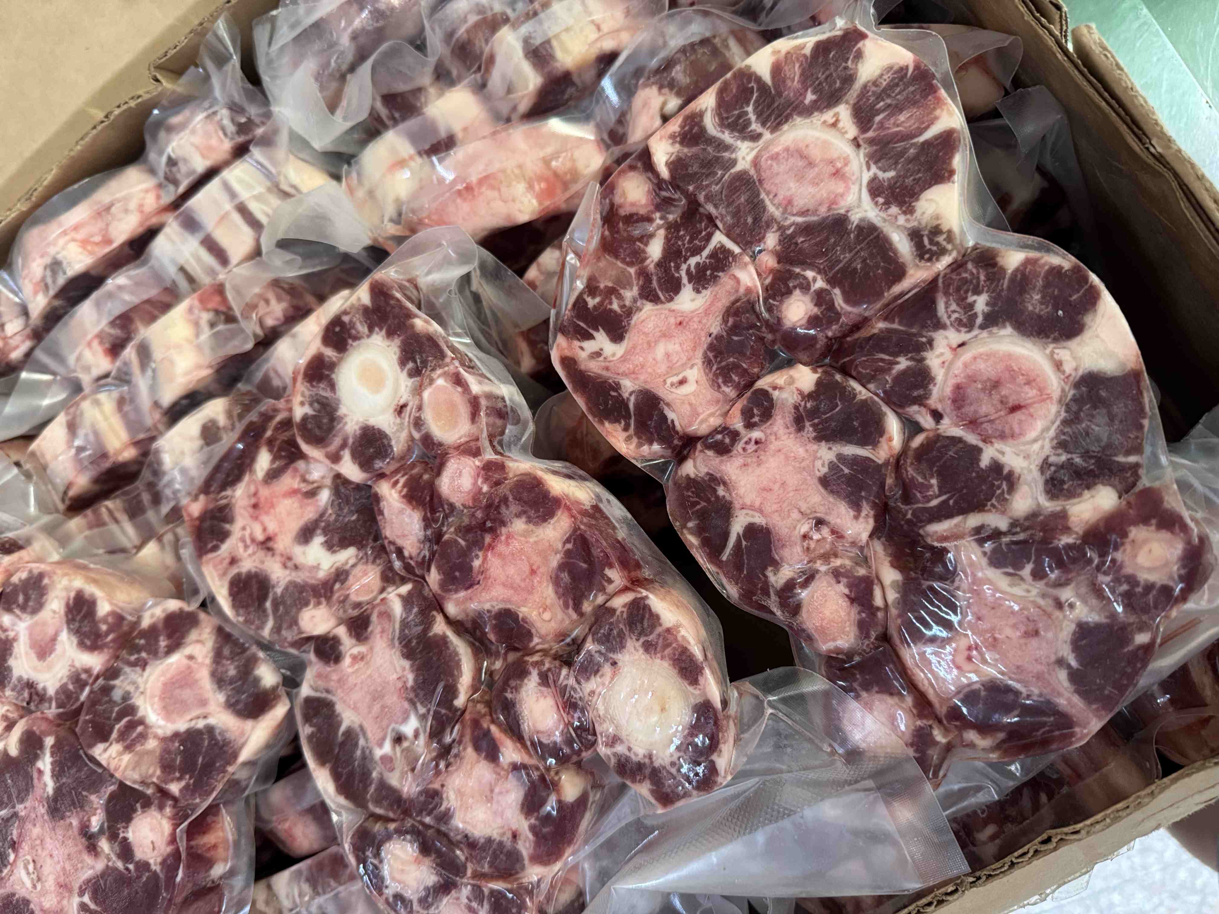 #新西兰草饲牛尾#，来自纯净的国度，农业优+的国家。草饲嫩牛尾，更健康更好吃。牛肉生鲜冷冻天然原产，带骨煲汤 去肥