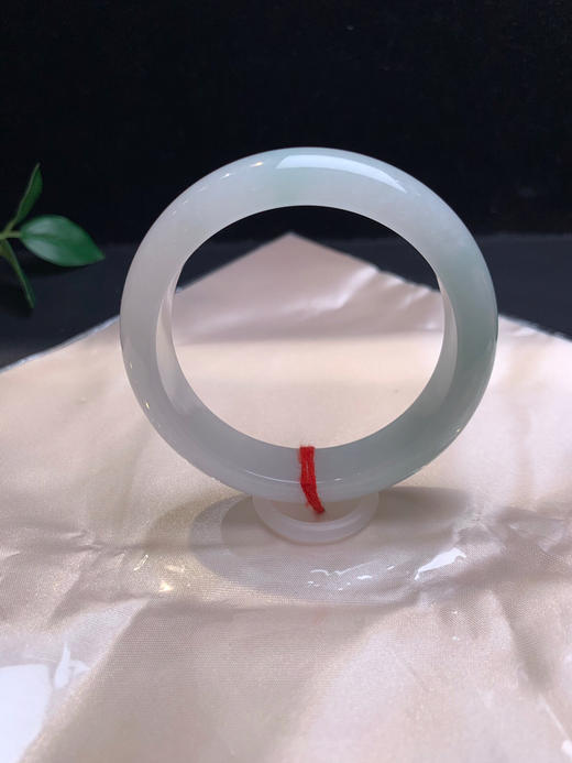 620143，54.6带底色手镯，版型好 底子干净均匀，一截浅绿底色 商品图1