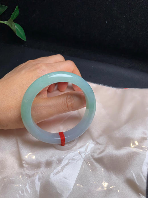 620146，54.8绿底正圈手镯 ，清新绿底细条正圈，整体润润的，清新秀气，大半圈绿底 商品图5