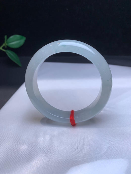 620148，53冰飘花手镯，冰底 飘了一点淡淡的蓝花，整体底子均匀干净 商品图0