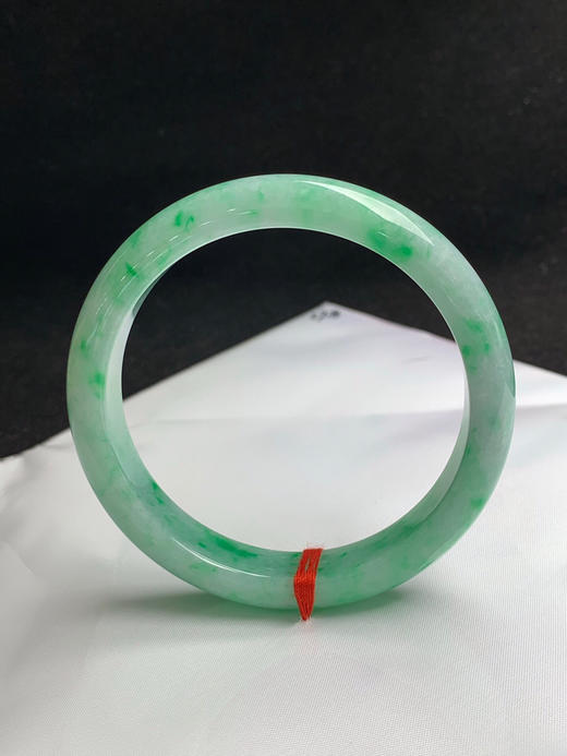 620153，57.8圈口，糯底满绿正圈平安镯，满圈飘阳绿花色，色辣，底子细腻 商品图3
