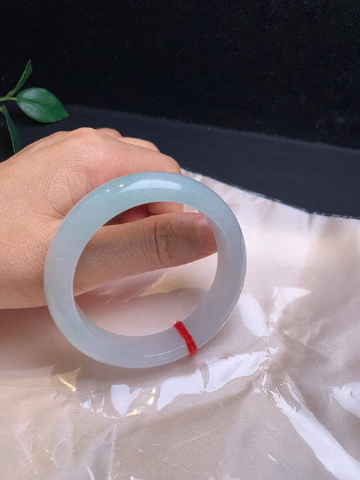 620143，54.6带底色手镯，版型好 底子干净均匀，一截浅绿底色 商品图5