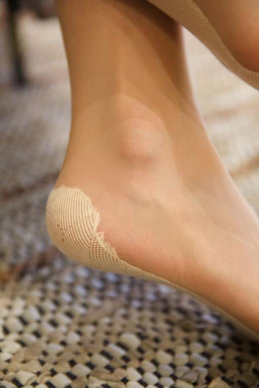 2025新品专利防滑棉底丝袜｜全脚底防滑棉底，防滑耐磨，舒适贴脚 ✅包裹脚后跟，穿鞋不磨脚 ✅加宽高弹罗口，贴合腿部肌肤不下滑 ✅不易勾丝，耐穿耐刮又牢固 ✅清爽透气不闷脚 ✅7A抗菌不臭脚，透气排汗 商品图14