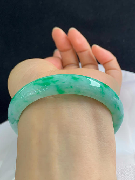 620153，57.8圈口，糯底满绿正圈平安镯，满圈飘阳绿花色，色辣，底子细腻 商品图4