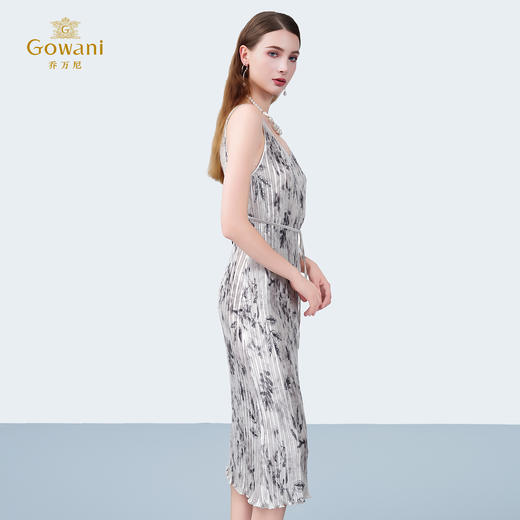 乔万尼新品海报款V领压褶无袖简约线描收腰连衣裙ED2E495 商品图2