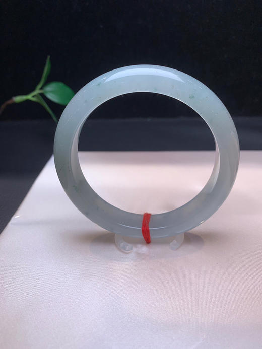 620145，57.3冰飘花手镯，冰底飘清新淡雅蓝花，冰润秀气 商品图3