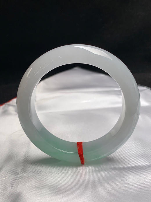 620156，52圈口，糯冰飘绿正圈平安镯，白底飘甜绿，种水好 商品图3