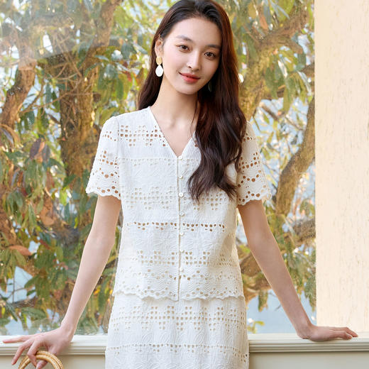 玳莎法式V领镂空绣花衬衫女2025夏季新款短袖优雅透气纯棉上衣  FB31108 商品图0