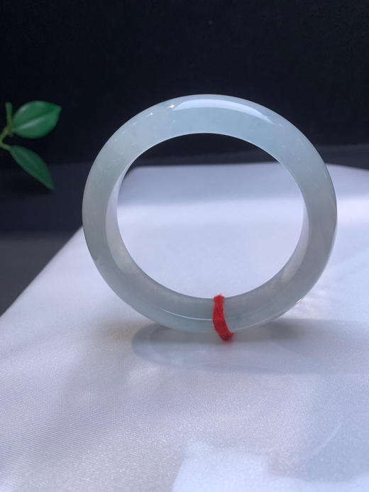 620148，53冰飘花手镯，冰底 飘了一点淡淡的蓝花，整体底子均匀干净 商品图2