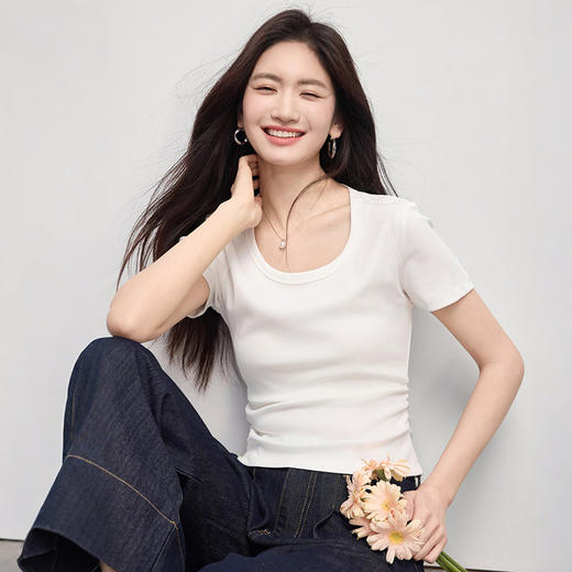 【专属特价】熙世界U领短袖t恤女夏季2025年新款基础百搭修身显瘦正肩短款上衣 商品图4