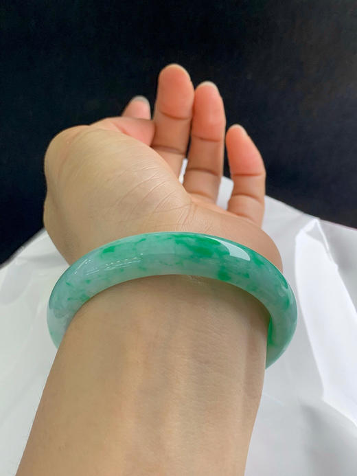 620153，57.8圈口，糯底满绿正圈平安镯，满圈飘阳绿花色，色辣，底子细腻 商品图5