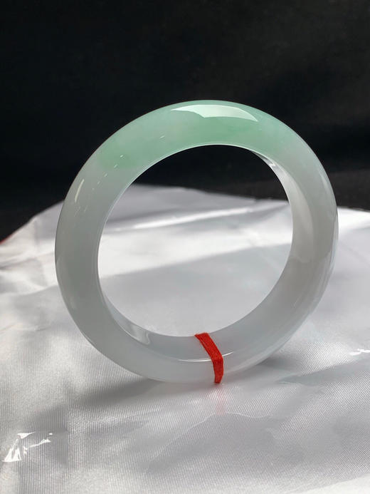 620156，52圈口，糯冰飘绿正圈平安镯，白底飘甜绿，种水好 商品图1