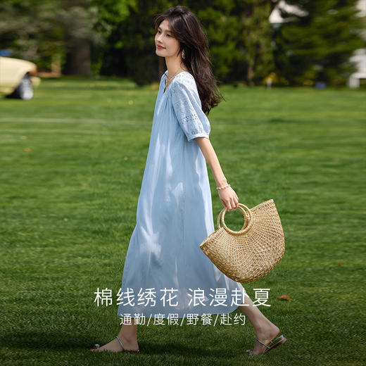 【专属特价】熙世界蓝色连衣裙女夏季2025新款刺绣镂空插肩袖海滩度假a字裙子 商品图2