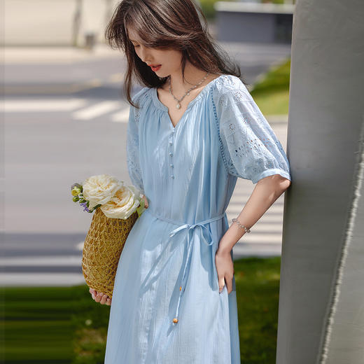 【专属特价】熙世界蓝色连衣裙女夏季2025新款刺绣镂空插肩袖海滩度假a字裙子 商品图4