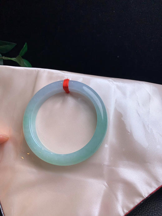 620146，54.8绿底正圈手镯 ，清新绿底细条正圈，整体润润的，清新秀气，大半圈绿底 商品图4