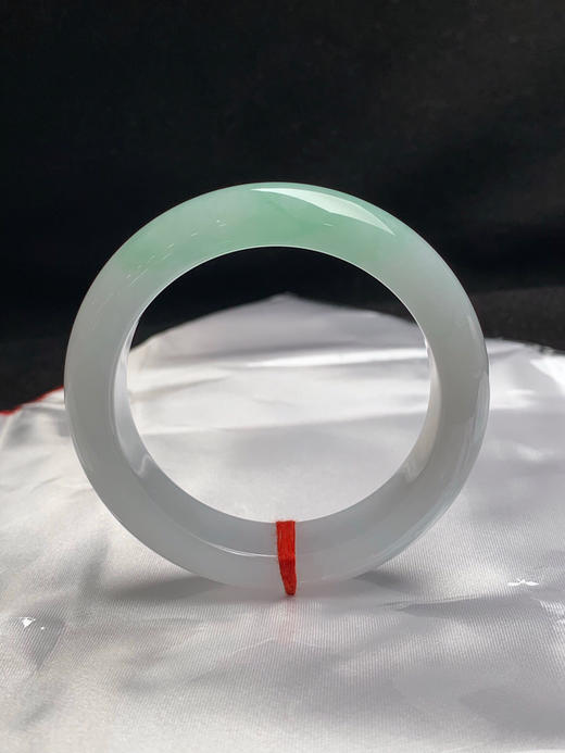 620156，52圈口，糯冰飘绿正圈平安镯，白底飘甜绿，种水好 商品图0