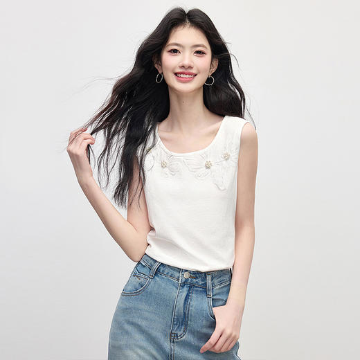 【专属特价】熙世界白色钉珠立体花朵无袖背心外穿绝美短款上衣女2025夏季新款 商品图2