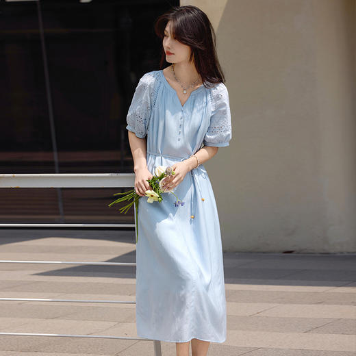 【专属特价】熙世界蓝色连衣裙女夏季2025新款刺绣镂空插肩袖海滩度假a字裙子 商品图3