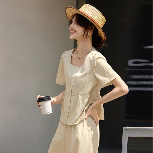 熙世界套装女2025年新款通勤休闲卡其色短袖方领上衣直筒裤两件套 商品图2