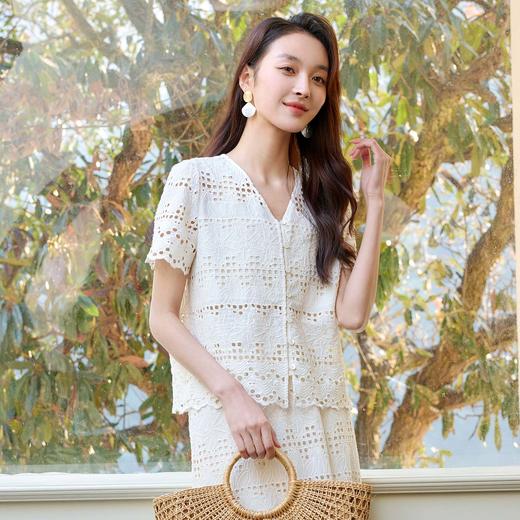 玳莎法式V领镂空绣花衬衫女2025夏季新款短袖优雅透气纯棉上衣  FB31108 商品图3
