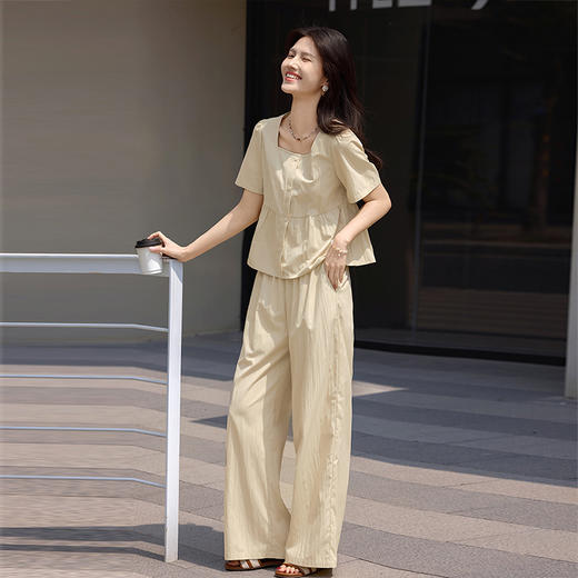 熙世界套装女2025年新款通勤休闲卡其色短袖方领上衣直筒裤两件套 商品图3