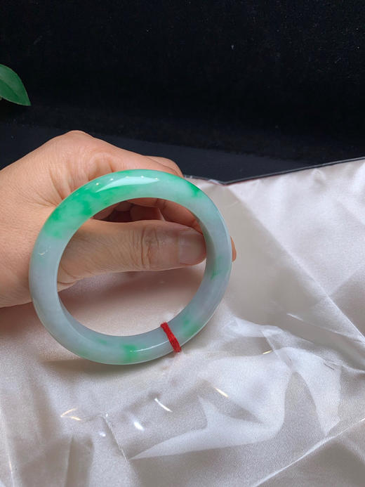 620147，58.5飘绿正圈手镯，清新秀气，一大截飘阳绿色，清新秀气 商品图5
