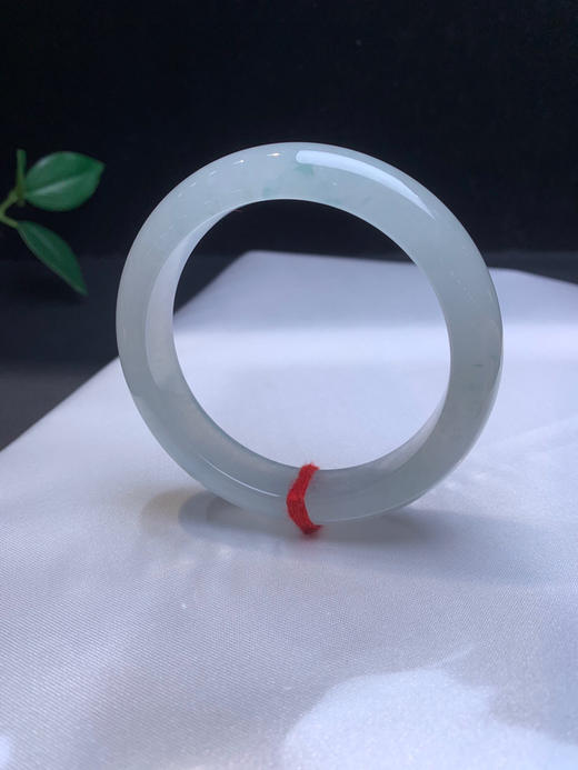 620148，53冰飘花手镯，冰底 飘了一点淡淡的蓝花，整体底子均匀干净 商品图3