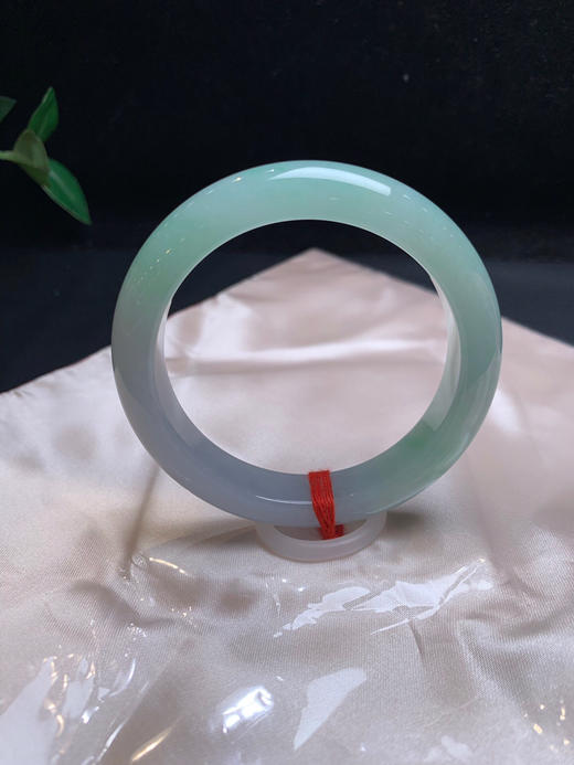 620146，54.8绿底正圈手镯 ，清新绿底细条正圈，整体润润的，清新秀气，大半圈绿底 商品图1