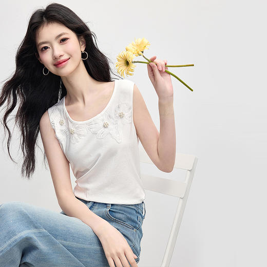 【专属特价】熙世界白色钉珠立体花朵无袖背心外穿绝美短款上衣女2025夏季新款 商品图4