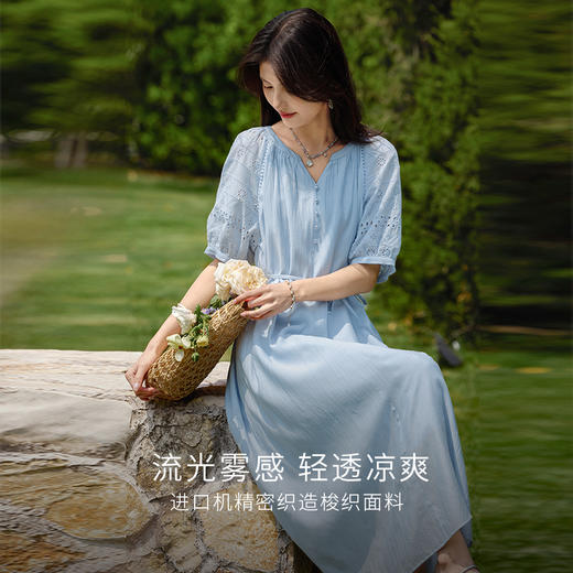 【专属特价】熙世界蓝色连衣裙女夏季2025新款刺绣镂空插肩袖海滩度假a字裙子 商品图1