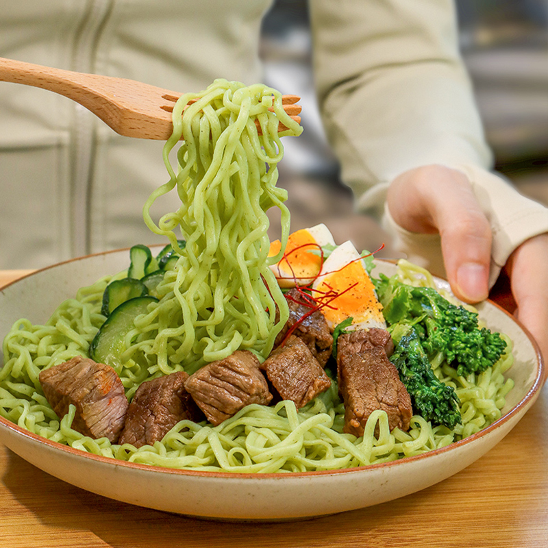 西兰花荞麦方便面 配料表干净简单，非油炸面饼，0脂0钠0防腐剂0色素，少油腻感，口味清淡爽口