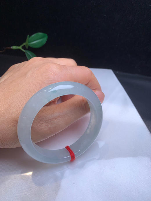 620148，53冰飘花手镯，冰底 飘了一点淡淡的蓝花，整体底子均匀干净 商品图5