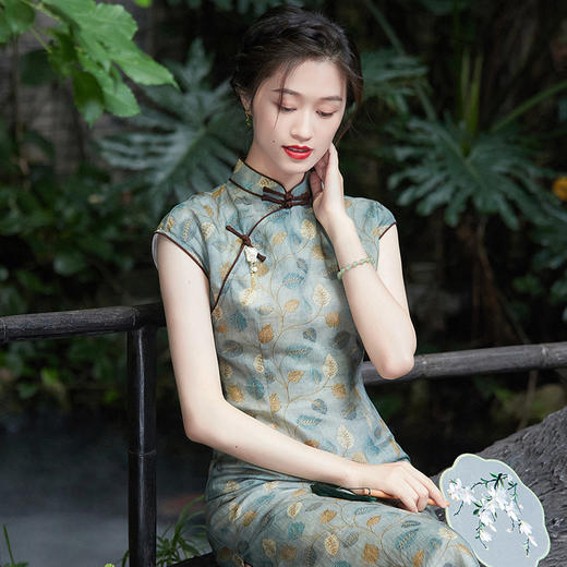 「自」全新升级【铂金会员367/天猫499/差价132】(03523)洛诗琳金枝玉叶雅韵旗袍2025年新款中国风苎麻印花连衣裙 商品图3