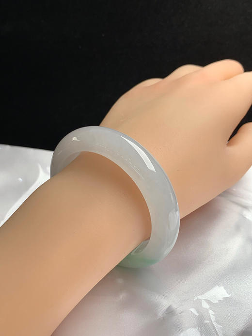 620156，52圈口，糯冰飘绿正圈平安镯，白底飘甜绿，种水好 商品图5