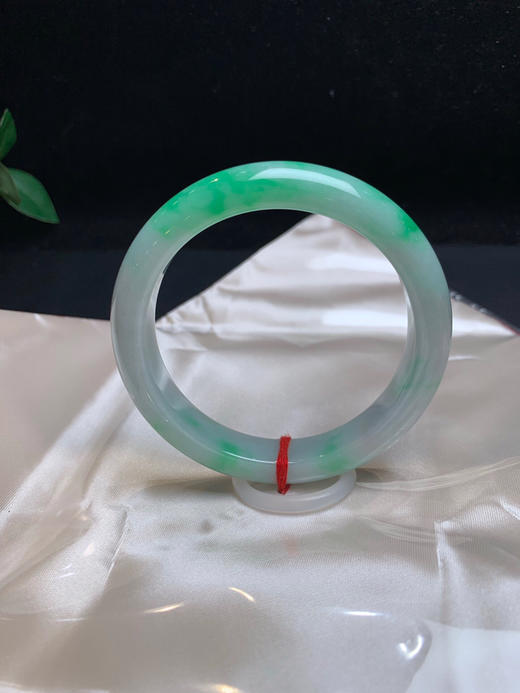 620147，58.5飘绿正圈手镯，清新秀气，一大截飘阳绿色，清新秀气 商品图0
