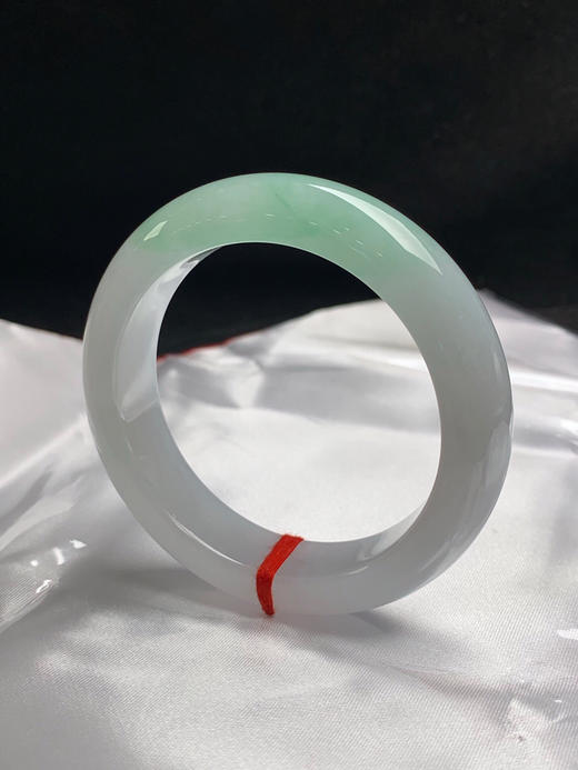 620156，52圈口，糯冰飘绿正圈平安镯，白底飘甜绿，种水好 商品图2