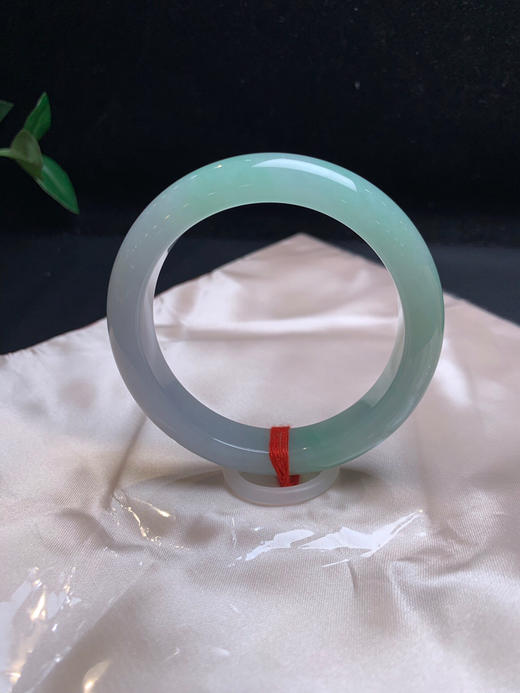 620146，54.8绿底正圈手镯 ，清新绿底细条正圈，整体润润的，清新秀气，大半圈绿底 商品图2