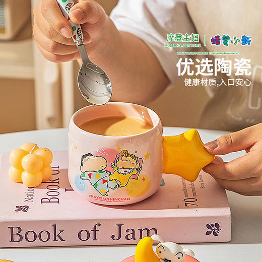 摩登主妇蜡笔小新陶瓷马克杯伴手礼杯子家用带盖水杯早餐杯咖啡杯 商品图3