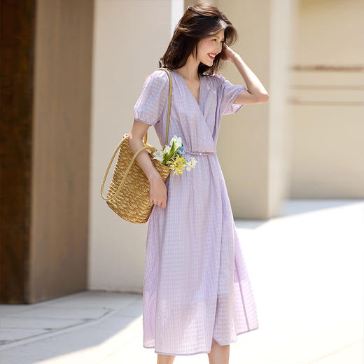 【专属特价】熙世界莱赛尔V领紫色连衣裙女收腰显瘦泡泡袖天丝长裙2025夏新款 商品图4