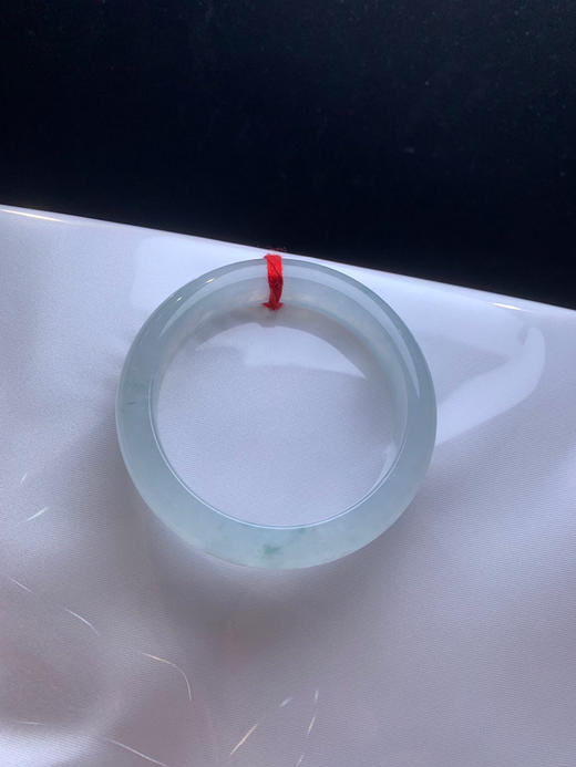 620148，53冰飘花手镯，冰底 飘了一点淡淡的蓝花，整体底子均匀干净 商品图4