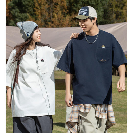 【情侣复古纯棉短袖T恤】男女夏新款口袋刺绣设计宽松圆领体恤衫 商品图0