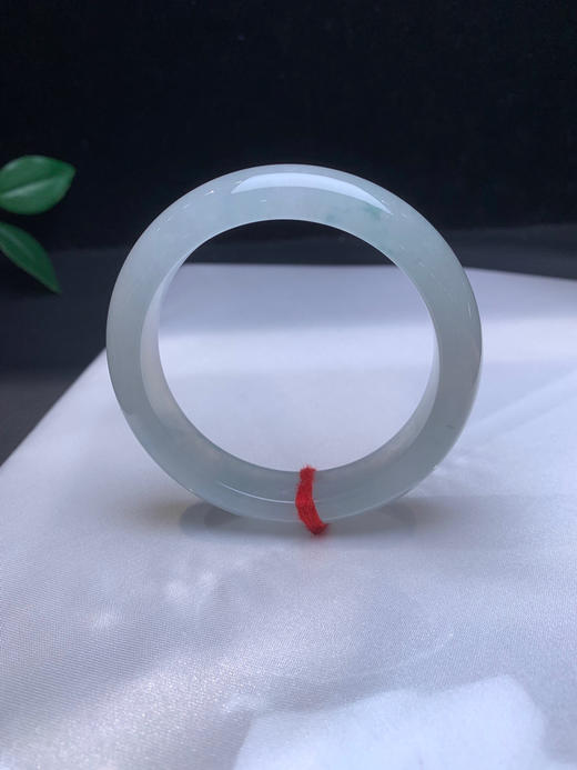 620148，53冰飘花手镯，冰底 飘了一点淡淡的蓝花，整体底子均匀干净 商品图1