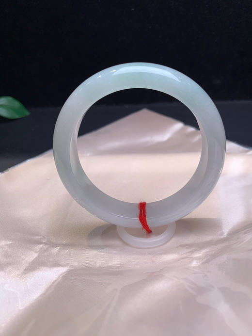 620143，54.6带底色手镯，版型好 底子干净均匀，一截浅绿底色 商品图2