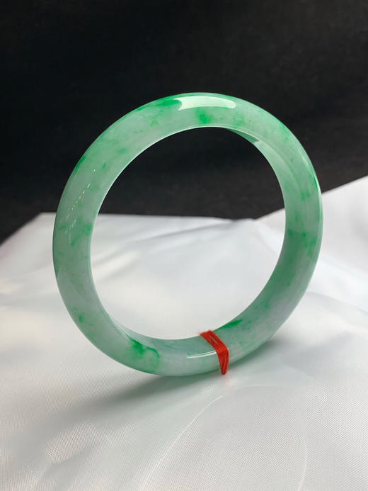 620153，57.8圈口，糯底满绿正圈平安镯，满圈飘阳绿花色，色辣，底子细腻 商品图1