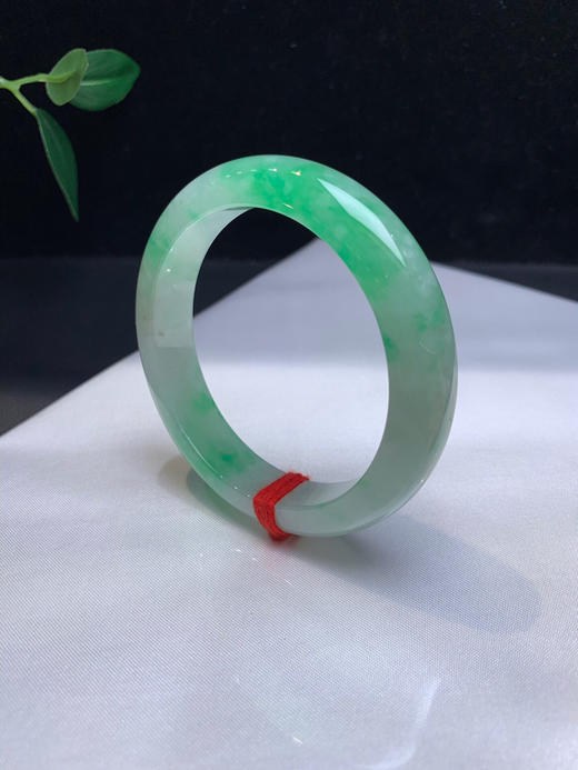 620162，55.5冰阳绿色手镯，种水好，一大截阳绿色，就是略有些棉感，上手效果特别美 商品图2